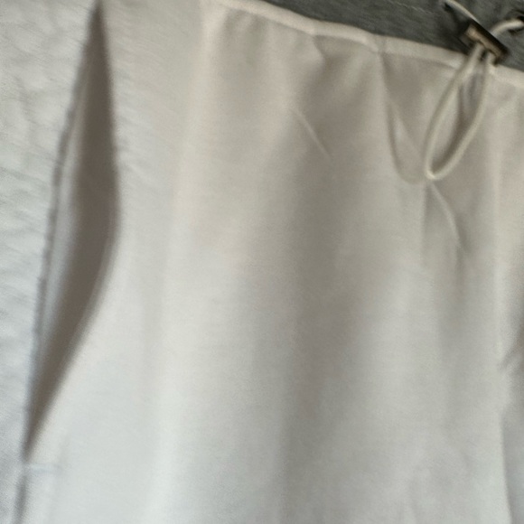Nine West size medium comfy, quilted, white active shorts with pockets! - Picture 11 of 11